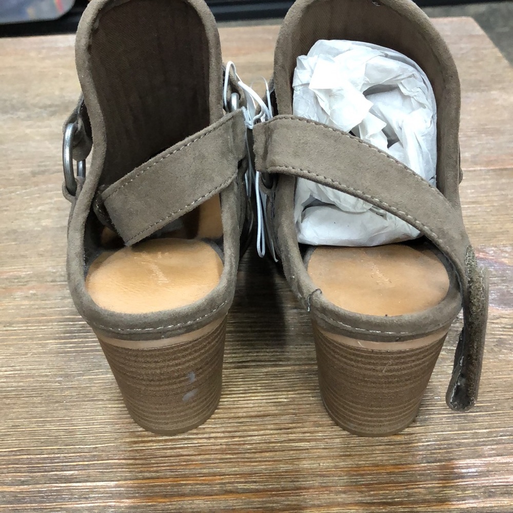 Universal Thread Size 8 “ Heel Nwt Color Taupe/Ol… - image 4